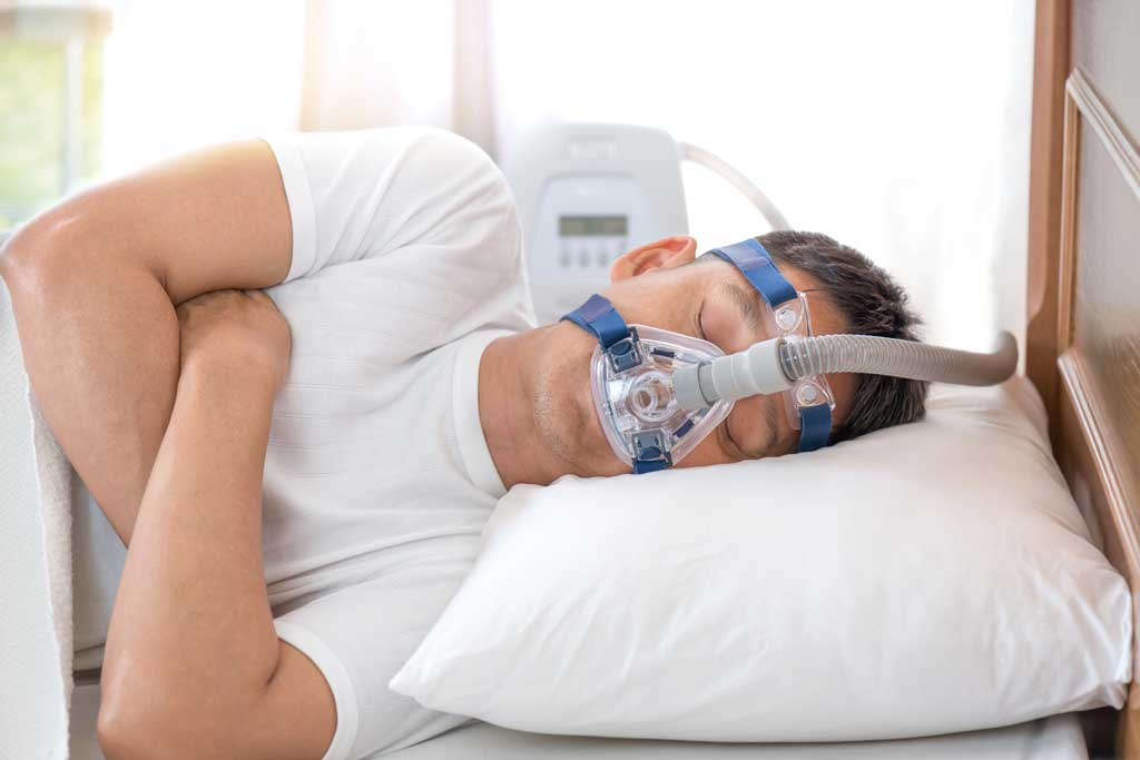 Man-wearing-CPAP-mask-to-treat-snoring