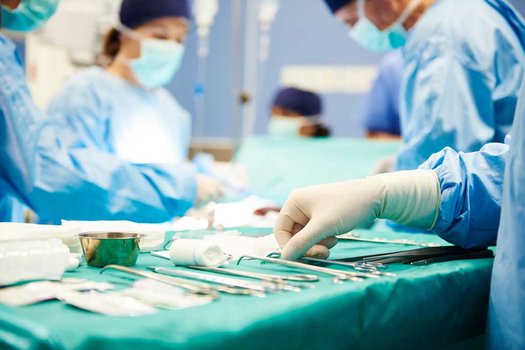 Surgeons-performing-a-septorhinoplasty-in-the-operating-room