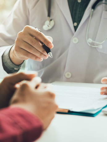 Doctor-discussing-chronic-tonsillitis-with-patient Doctor-discussing-chronic-tonsillitis-with-patient